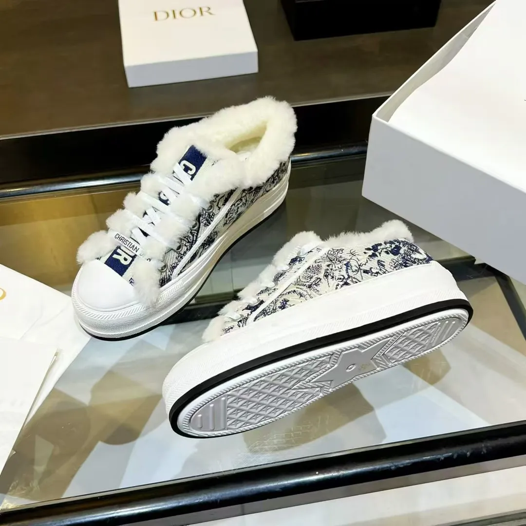 👟👟Ex-factory price 640👟👟——Dior Dior embroidered thick-soled wool casual shoes, fur shoes 𝐃𝐈𝐎𝐑 𝐖𝐚𝐥𝐤'𝐧 Dior presbyopic embroidered wool thick-soled canvas shoes, casual sports shoes, this Walk'n'Dior Thick-soled sneakers are a stylish piece that elevate the collection. Oblique printed cotton embroidered upper with comfortable platform sole, tongue and Christian Dior Paris signature laces. Can add fashionable temperament to all kinds of casual looks. Original custom-made imported Oblique printed embroidery fabric. Imported soft sheepskin lining. Original exclusive open-molded TPU material outsole. Bottom thickness 4.5CM. Size: Women's 35-41 (custom-made 41 is non-refundable)